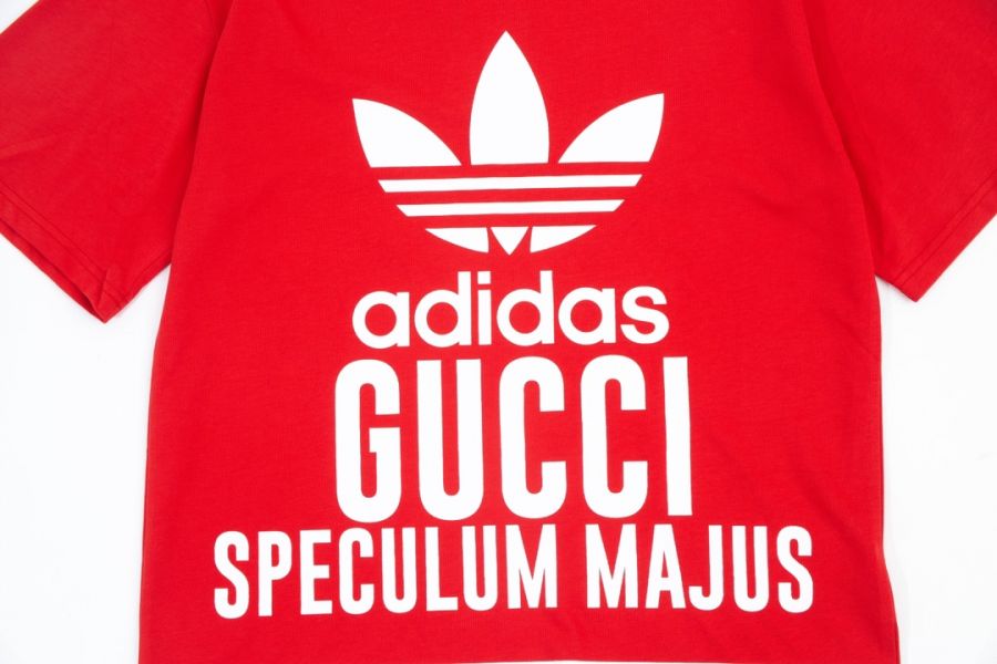 Adidas x Gucci 「adidas Theatrum Catoptricum Polydicticum Gucci」印花(紅) 