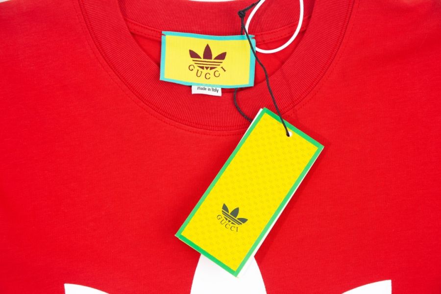 Adidas x Gucci 「adidas Theatrum Catoptricum Polydicticum Gucci」印花(紅) 