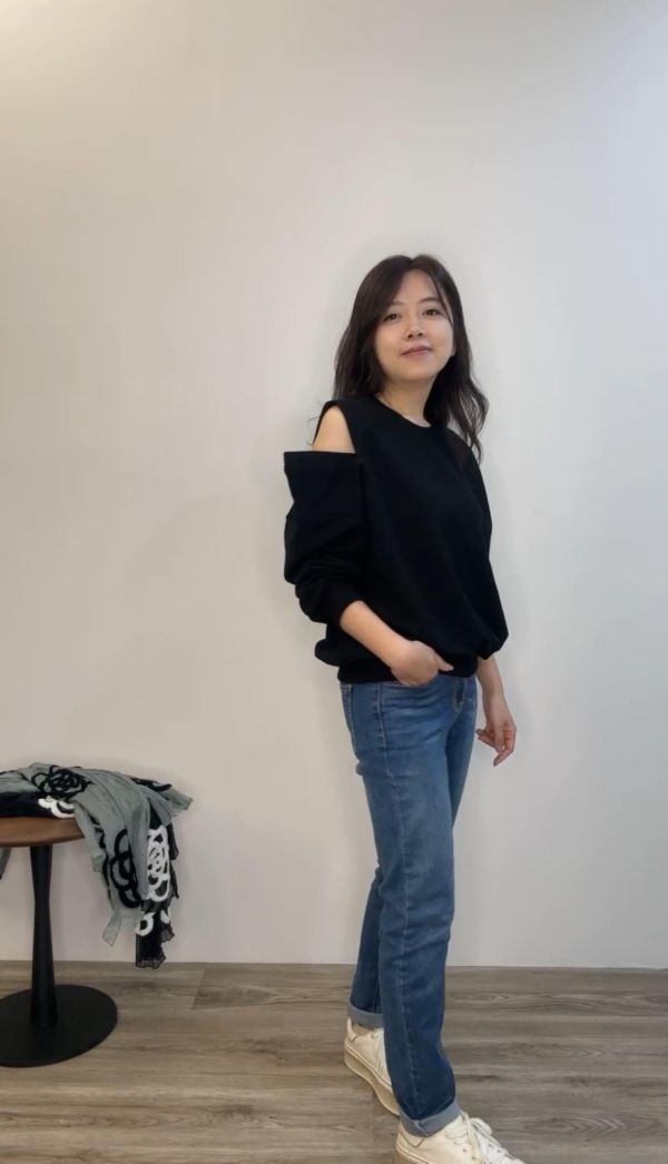 有型露肩設計感上衣 衣服,上衣,襯衫,針織衫,T恤,毛衣,背心,內搭,洋裝,服飾,polo衫,羊毛上衣,大學T,帽T,雪紡,棉麻,細肩帶背心,短版上衣,貼身上衣,合身上衣,親膚上衣,紗上衣,長版上衣,牛仔襯衫,天絲,亞麻,bra top