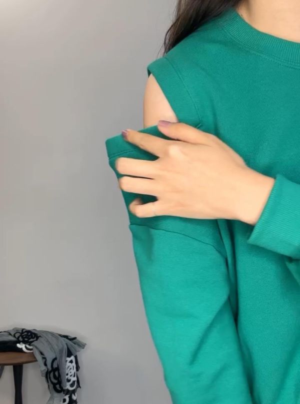 有型露肩設計感上衣 衣服,上衣,襯衫,針織衫,T恤,毛衣,背心,內搭,洋裝,服飾,polo衫,羊毛上衣,大學T,帽T,雪紡,棉麻,細肩帶背心,短版上衣,貼身上衣,合身上衣,親膚上衣,紗上衣,長版上衣,牛仔襯衫,天絲,亞麻,bra top