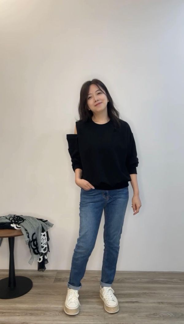 有型露肩設計感上衣 衣服,上衣,襯衫,針織衫,T恤,毛衣,背心,內搭,洋裝,服飾,polo衫,羊毛上衣,大學T,帽T,雪紡,棉麻,細肩帶背心,短版上衣,貼身上衣,合身上衣,親膚上衣,紗上衣,長版上衣,牛仔襯衫,天絲,亞麻,bra top