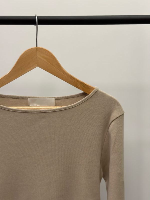 顯瘦挺版上衣 衣服,上衣,襯衫,針織衫,T恤,毛衣,背心,小可愛,內搭,洋裝,服飾,polo衫,羊毛上衣,大學T,帽T,短版上衣,貼身上衣,合身上衣,毛衣,親膚上衣,挺版上衣,顯瘦,特價,出清,特價出清,特價專區,季末出清