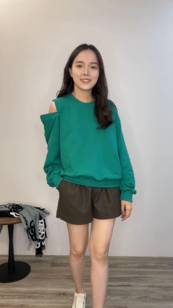 有型露肩設計感上衣 衣服,上衣,襯衫,針織衫,T恤,毛衣,背心,內搭,洋裝,服飾,polo衫,羊毛上衣,大學T,帽T,雪紡,棉麻,細肩帶背心,短版上衣,貼身上衣,合身上衣,親膚上衣,紗上衣,長版上衣,牛仔襯衫,天絲,亞麻,bra top