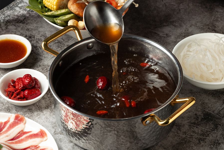 【冷凍】香草豬/紅顏藥膳鍋/800g(固形物25g) 香草豬,紅顏藥膳鍋,大骨湯,補湯,合格中藥材,中藥材