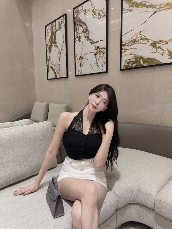 純欲系少女·蕾絲繞脖背心 