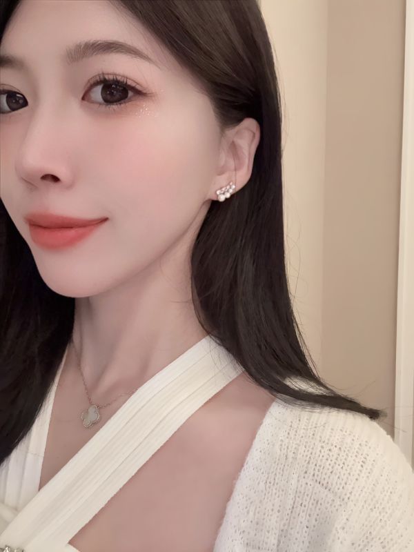Lunar love· 珍珠排鑽耳環 