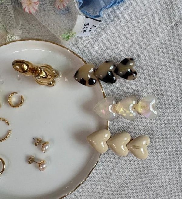 CREATION FRANCE 愛心三個超Ｑ髮夾 CREATION FRANCE 三角形米白色小夾
韓國耳環
耳環
髮飾
大腸圈
腸圈
手鍊
戒指
純銀飾品
珍珠耳環
三麗鷗代購
飾品店