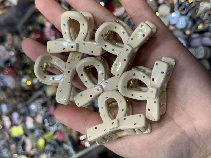 CREATION FRANCE 彩色點點小抓夾4色 蝴蝶結植絨拼接格紋三角簍空髮夾4色
韓國飾品
韓國耳環
耳環
髮飾
手鍊
戒指
純銀飾品
珍珠耳環
三麗鷗代購
飾品店