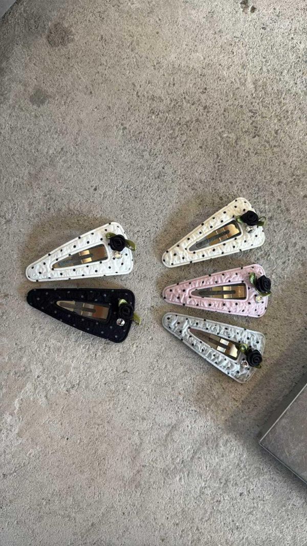 玫瑰花點點三角簍空BB夾5色 玫瑰花點點三角簍空BB夾5色
韓國耳環
耳環
髮飾
手鍊
戒指
純銀飾品
珍珠耳環
三麗鷗代購
飾品店