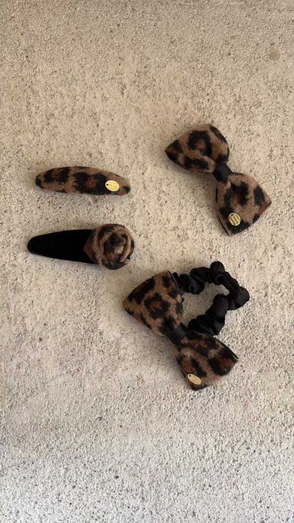 豹紋毛呢蝴蝶結髮圈2色 豹紋毛呢蝴蝶結髮圈2色
韓國飾品
韓國耳環
耳環
髮飾
手鍊
戒指
純銀飾品
珍珠耳環
三麗鷗代購
飾品店