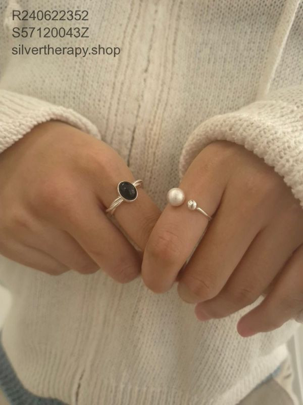 925純銀 圓石環繞交錯戒指 925純銀 圓石環繞交錯戒指
韓國飾品
韓國耳環
耳環
髮飾
手鍊
戒指
純銀飾品
珍珠耳環
三麗鷗代購
飾品店