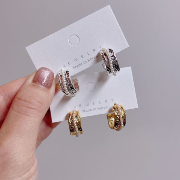 珍珠環繞金屬圈圈耳環2色 珍珠環繞金屬圈圈耳環2色
韓國飾品
韓國耳環
耳環
髮飾
大腸圈
腸圈
手鍊
戒指
純銀飾品
珍珠耳環
三麗鷗代購
飾品店