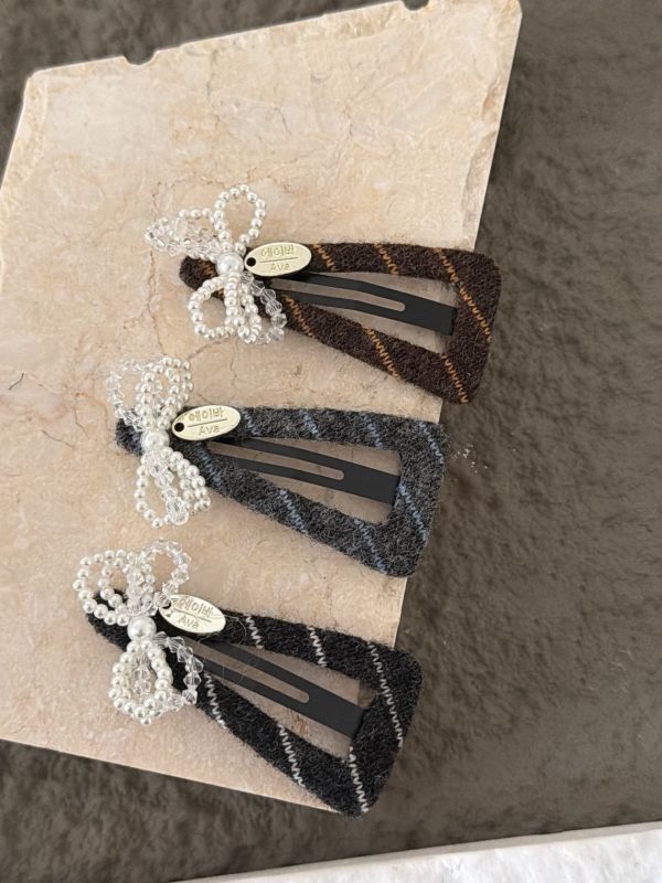 毛呢珍珠蝴蝶結小金屬牌髮夾 高質感毛毛髮夾
韓國飾品
韓國耳環
耳環
髮飾
大腸圈
腸圈
手鍊
戒指
純銀飾品
珍珠耳環
三麗鷗代購
飾品店