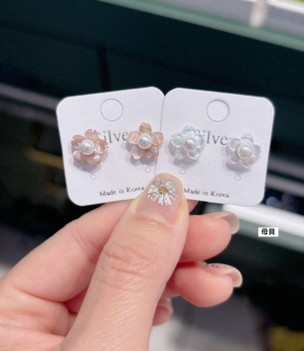 母貝櫻花貼耳耳環2色 母貝小花貼耳耳環2色
耳環
髮飾
手鍊
戒指
純銀飾品
珍珠耳環
三麗鷗代購
飾品店