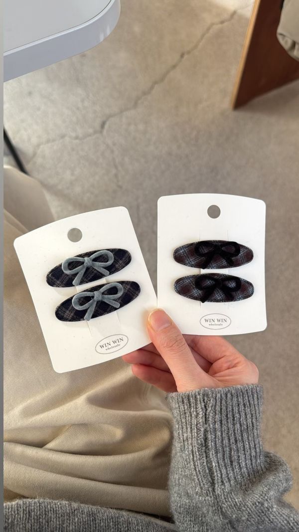 蝴蝶結植絨拼接格紋ＢＢ夾組4色 格紋簍空
蝴蝶結植絨拼接格紋ＢＢ夾組4色
韓國飾品
韓國耳環
耳環
髮飾
手鍊
戒指
純銀飾品
珍珠耳環
三麗鷗代購
飾品店