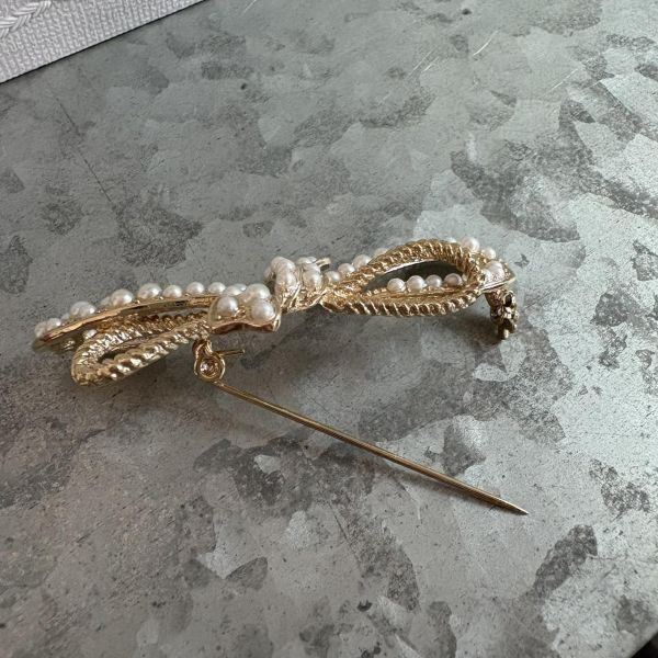 特價款珍珠蝴蝶結金屬別針 特價款珍珠蝴蝶結金屬別針
韓國飾品
韓國耳環
耳環
髮飾
手鍊
戒指
純銀飾品
珍珠耳環
三麗鷗代購
飾品店