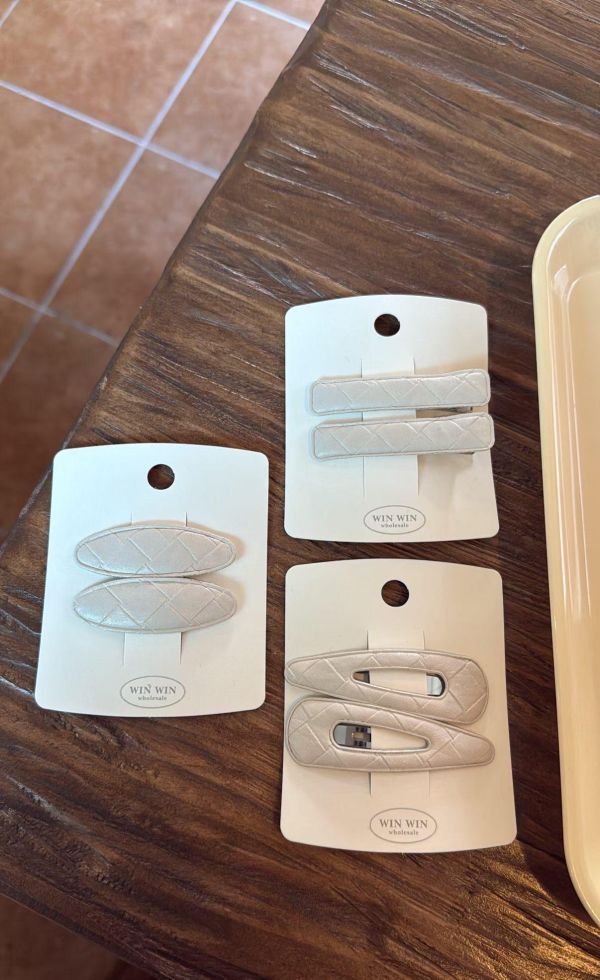 菱格壓紋皮革髮夾一對 菱格壓紋皮革髮夾一對
韓國飾品
韓國耳環
耳環
髮飾
手鍊
戒指
純銀飾品
珍珠耳環
三麗鷗代購
飾品店