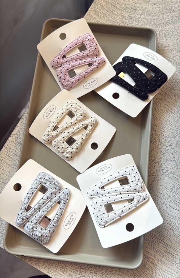 點點三角簍空ＢＢ夾一對5色 點點三角簍空ＢＢ夾5色
韓國飾品
韓國耳環
耳環
髮飾
手鍊
戒指
純銀飾品
珍珠耳環
三麗鷗代購
飾品店