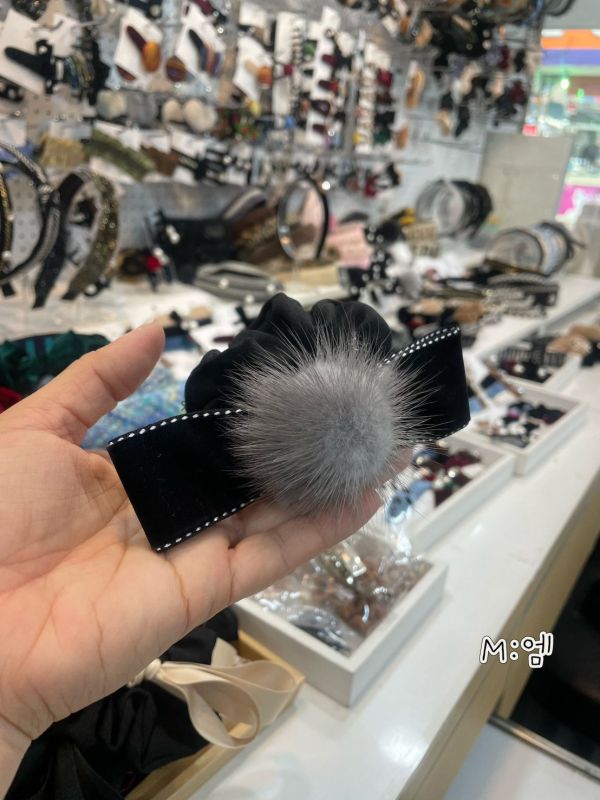 毛球絨布蝴蝶結大腸圈 毛球絨布蝴蝶結大腸圈
韓國耳環
耳環
髮飾
大腸圈
腸圈
手鍊
戒指
純銀飾品
珍珠耳環
三麗鷗代購
飾品店