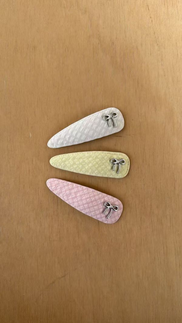 春季粉嫩色系三角ＢＢ夾 春季粉嫩色系三角ＢＢ夾
韓國飾品
耳環
手鍊
純銀
髮圈
髮夾
Lucy
韓國童裝
韓劇款
