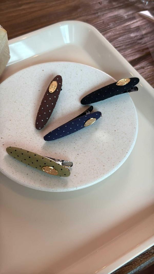 復古點點金牌橢圓髮夾 復古點點金牌橢圓髮夾
髮夾2隻一組
韓國飾品
韓國耳環
耳環
髮飾
手鍊
戒指
純銀飾品
珍珠耳環
三麗鷗代購
飾品店