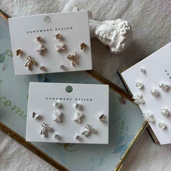 金屬蝴蝶結珍珠多組合耳環 金屬蝴蝶結珍珠多組合耳環
韓國飾品
韓國耳環
耳環
髮飾
大腸圈
腸圈
手鍊
戒指
純銀飾品
珍珠耳環
三麗鷗代購
飾品店