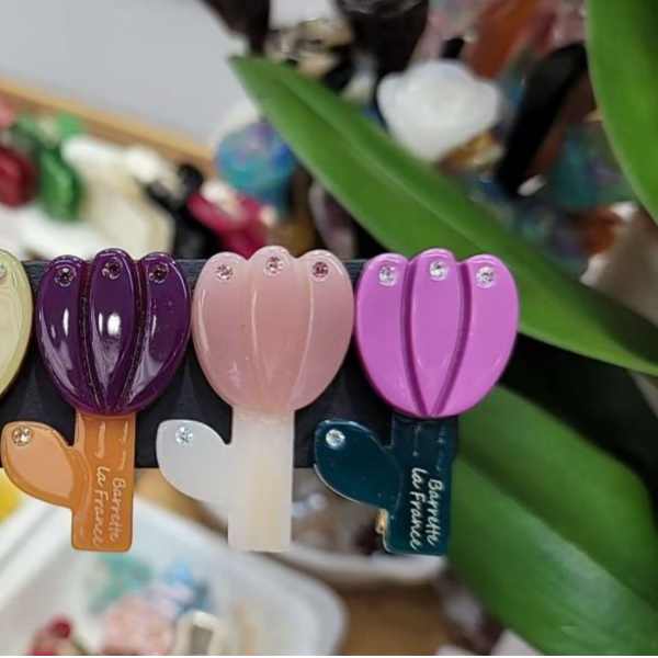 撞色鬱金香小鑽髮夾 蝴蝶結植絨拼接格紋三角簍空髮夾4色
韓國飾品
韓國耳環
耳環
髮飾
手鍊
戒指
純銀飾品
珍珠耳環
三麗鷗代購
飾品店