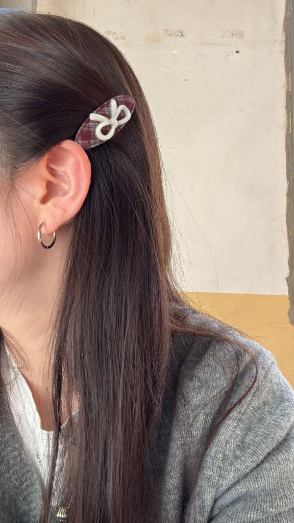 蝴蝶結植絨拼接格紋ＢＢ夾組4色 格紋簍空
蝴蝶結植絨拼接格紋ＢＢ夾組4色
韓國飾品
韓國耳環
耳環
髮飾
手鍊
戒指
純銀飾品
珍珠耳環
三麗鷗代購
飾品店