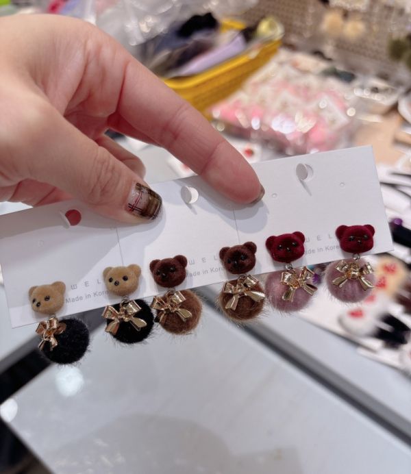 毛絨熊熊圓球蝴蝶結耳環 毛絨熊熊圓球蝴蝶結耳環
韓國飾品
韓國耳環
耳環
髮飾
手鍊
戒指
純銀飾品
珍珠耳環
三麗鷗代購
飾品店