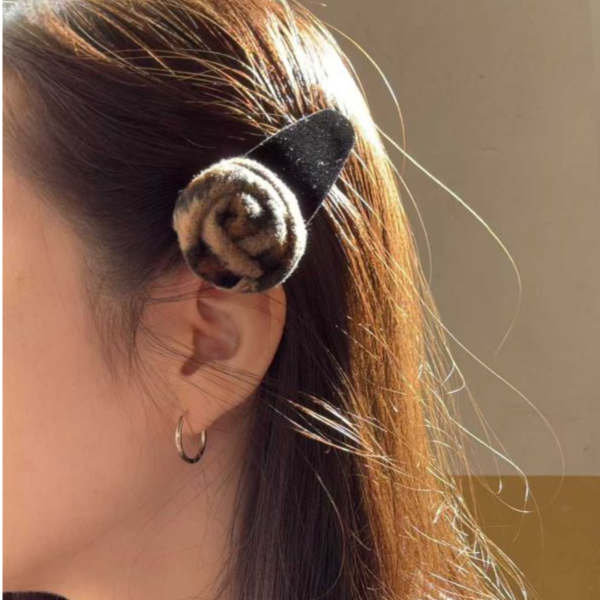 豹紋玫瑰花三角ＢＢ夾2色 豹紋玫瑰花三角ＢＢ夾2色
韓國飾品
韓國耳環
耳環
髮飾
手鍊
戒指
純銀飾品
珍珠耳環
三麗鷗代購
飾品店