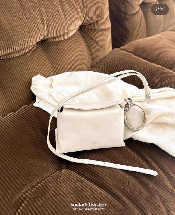 韓國代購牛皮磁吸枕頭包 韓國代購牛皮磁吸枕頭包
bucks&leather
韓國耳環
耳環
髮飾
手鍊
戒指
純銀飾品
珍珠耳環
三麗鷗代購
飾品店