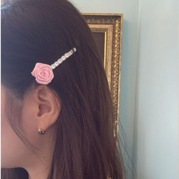 粉色玫瑰花鑽一字髮夾 粉色玫瑰花鑽一字髮夾
韓國飾品
韓國耳環
耳環
髮飾
手鍊
戒指
純銀飾品
珍珠耳環
三麗鷗代購
飾品店