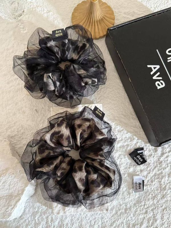 豹紋滾紗雙層髮圈 雙布料拼接滾邊髮圈
韓國飾品
韓國耳環
耳環
髮飾
手鍊
戒指
純銀飾品
珍珠耳環
三麗鷗代購
飾品店