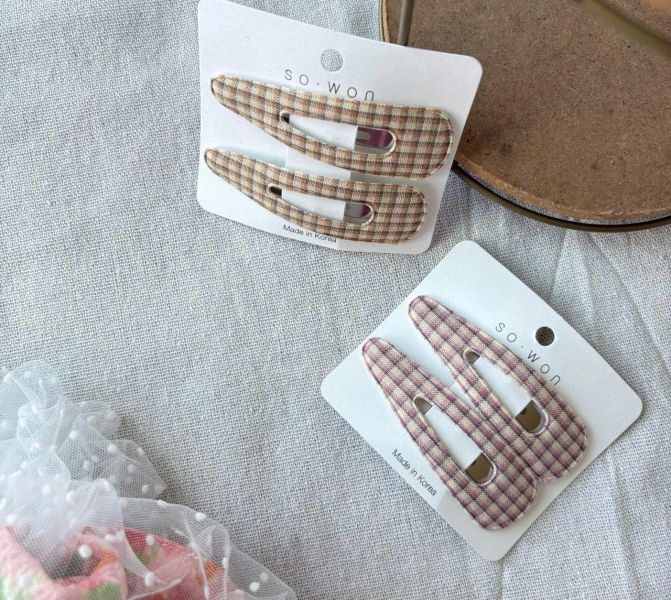 清新格子三角簍空ＢＢ髮夾2色 清新格子三角簍空ＢＢ髮夾2色
韓國耳環
耳環
髮飾
手鍊
戒指
純銀飾品
珍珠耳環
三麗鷗代購
飾品店