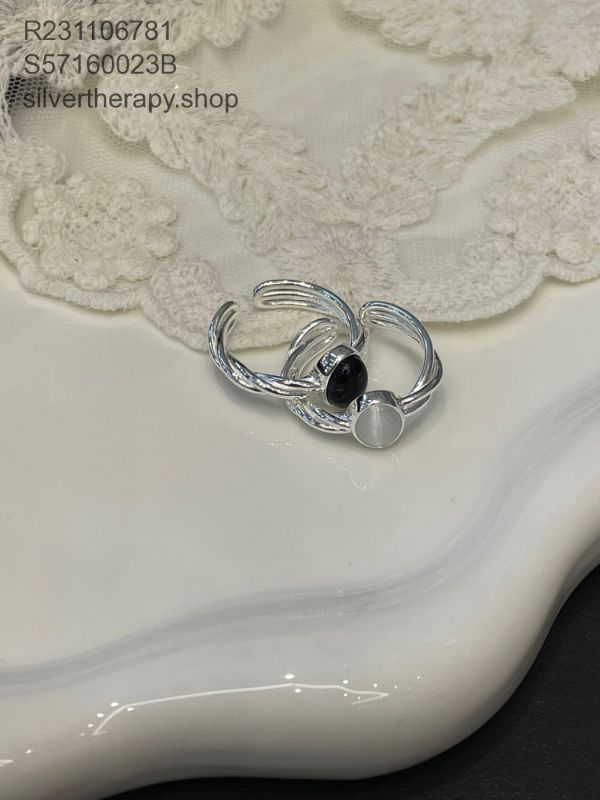 925純銀 圓石環繞交錯戒指 925純銀 圓石環繞交錯戒指
韓國飾品
韓國耳環
耳環
髮飾
手鍊
戒指
純銀飾品
珍珠耳環
三麗鷗代購
飾品店