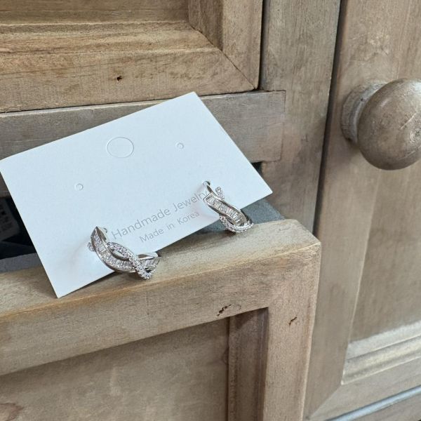 交錯鋯石小鑽圈圈耳環2色 交錯鋯石小鑽圈圈耳環2
耳環
髮飾
手鍊
戒指
純銀飾品
珍珠耳環
三麗鷗代購
飾品店