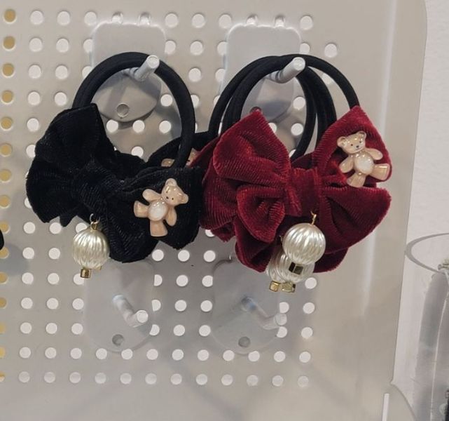 絨布蝴蝶結熊熊珍珠髮圈 絨布蝴蝶結熊熊珍珠髮圈
韓國飾品
韓國耳環
耳環
髮飾
大腸圈
腸圈
手鍊
戒指
純銀飾品
珍珠耳環
三麗鷗代購
飾品店