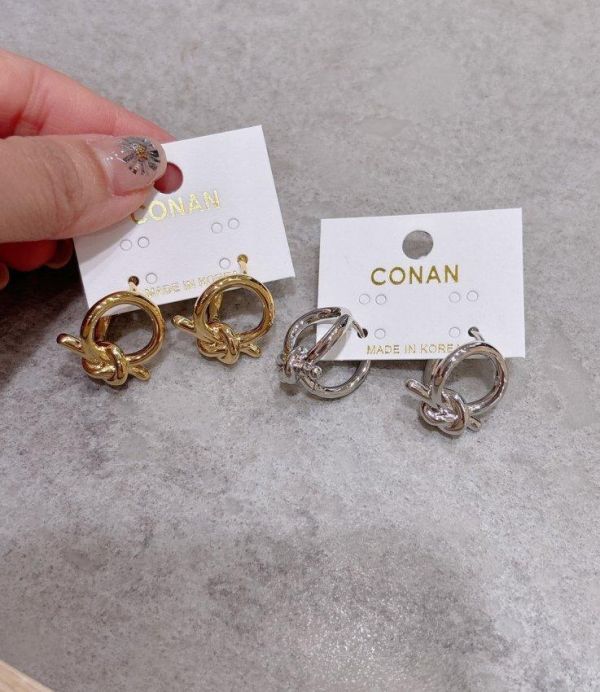 紐結設計圈圈耳環2色 紐結設計圈圈耳環2色
耳環
髮飾
手鍊
戒指
純銀飾品
珍珠耳環
三麗鷗代購
飾品店