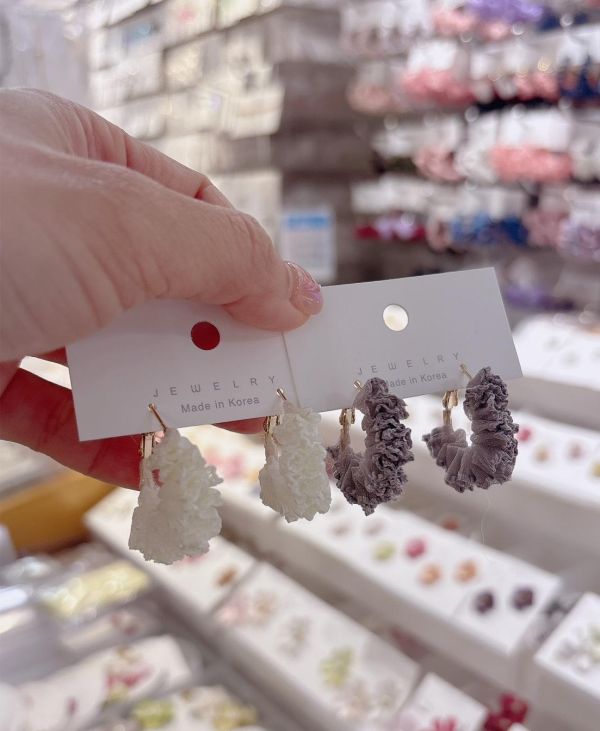 堆疊蕾絲布圈圈耳環 堆疊蕾絲布圈圈耳
韓國飾品
韓國耳環
耳環
髮飾
手鍊
戒指
純銀飾品
珍珠耳環
三麗鷗代購
飾品店