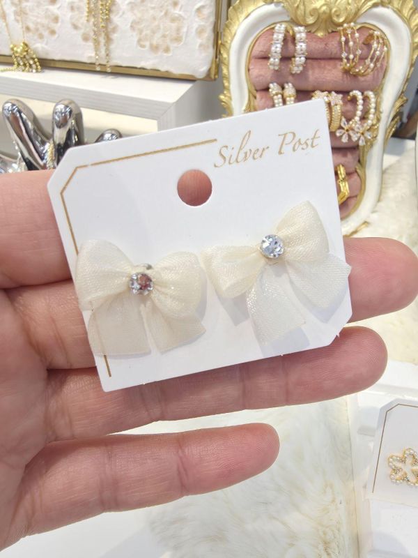 立體蝴蝶結紗小鑽3色 立體蝴蝶結紗小鑽3色
韓國飾品
韓國耳環
耳環
髮飾
手鍊
戒指
純銀飾品
珍珠耳環
三麗鷗代購
飾品店