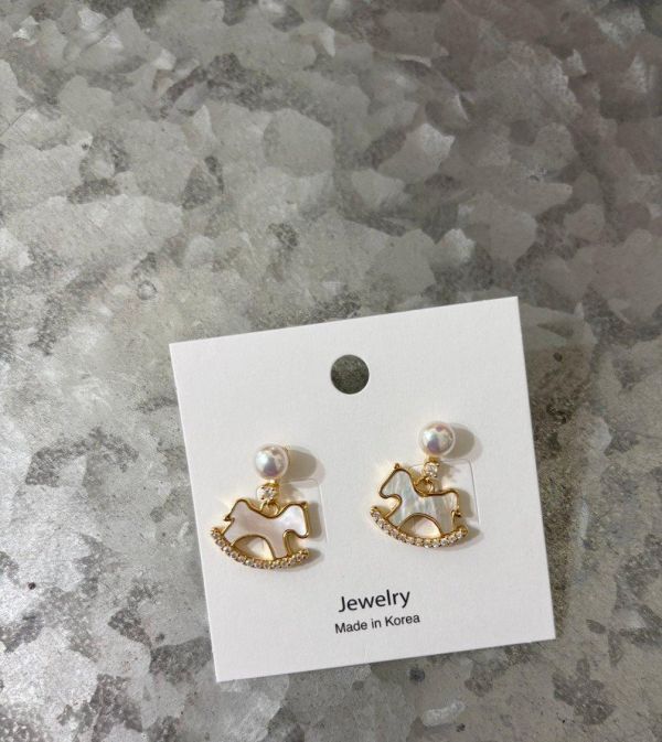 小木馬馬年耳環 小木馬馬年耳環
蝴蝶結耳環
韓國飾品
韓國耳環
耳環
髮飾
大腸圈
腸圈
手鍊
戒指
純銀飾品
珍珠耳環
三麗鷗代購
飾品店