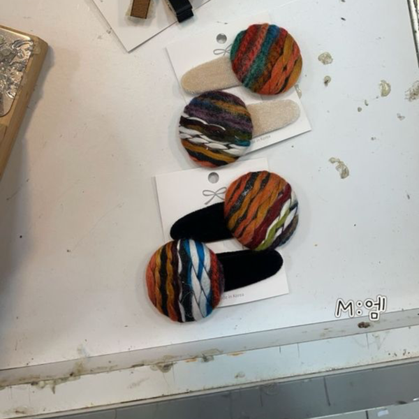 彩色毛線毛呢ＢＢ髮夾 彩色毛線毛呢ＢＢ髮夾
韓國飾品
韓國耳環
耳環
髮飾
手鍊
戒指
純銀飾品
珍珠耳環
三麗鷗代購
飾品店