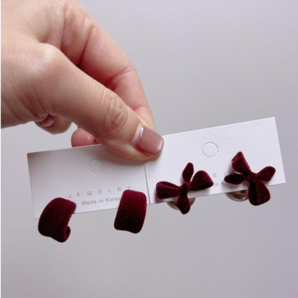 植絨蝴蝶結後扣針珠耳環 植絨蝴蝶結後扣針珠耳環
韓國飾品
韓國耳環
耳環
髮飾
大腸圈
腸圈
手鍊
戒指
純銀飾品
珍珠耳環
三麗鷗代購
飾品店