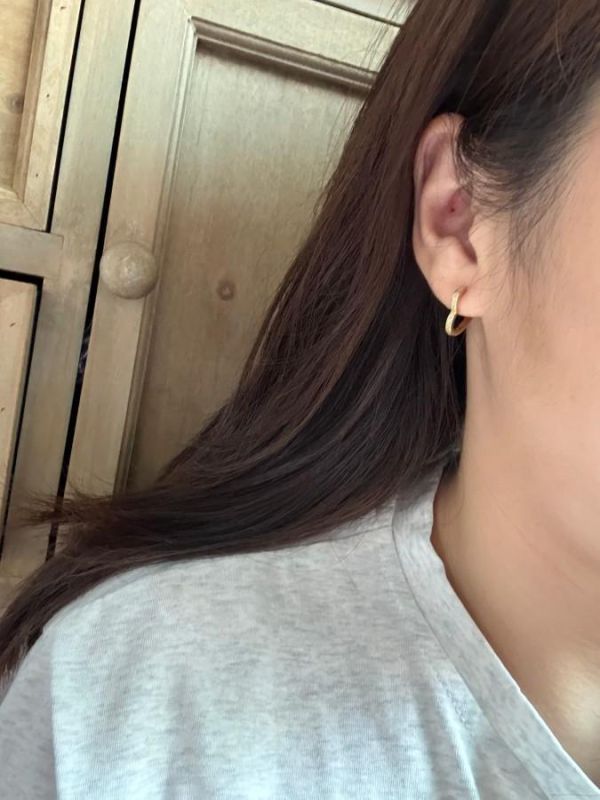 愛心內小鑽設計耳扣2色 愛心內小鑽設計耳扣2色
耳環
髮飾
手鍊
戒指
純銀飾品
珍珠耳環
三麗鷗代購
飾品店