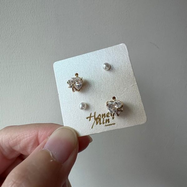 小鑽珍珠四入一組耳環 小鑽珍珠四入一組耳環
韓國飾品
韓國耳環
耳環
髮飾
手鍊
戒指
純銀飾品
珍珠
三麗鷗代購
飾品店