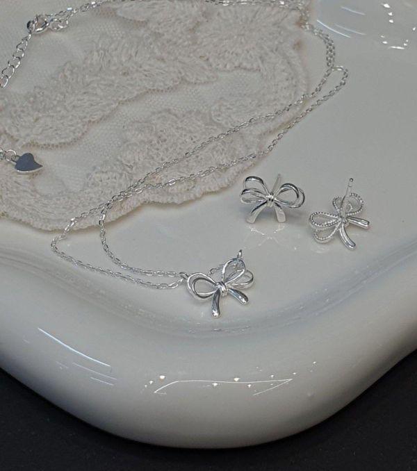 925純銀 蝴蝶結耳環大號 925純銀 蝴蝶結耳環小號
韓國飾品
韓國耳環
耳環
髮飾
手鍊
戒指
純銀飾品
珍珠耳環
三麗鷗代購
飾品店