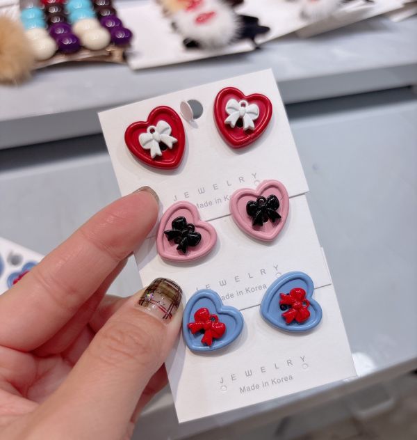 撞色蝴蝶結愛心鈕扣耳環 撞色蝴蝶結愛心鈕扣耳環
韓國耳環
耳環
髮飾
手鍊
戒指
純銀飾品
珍珠耳環
三麗鷗代購
飾品店