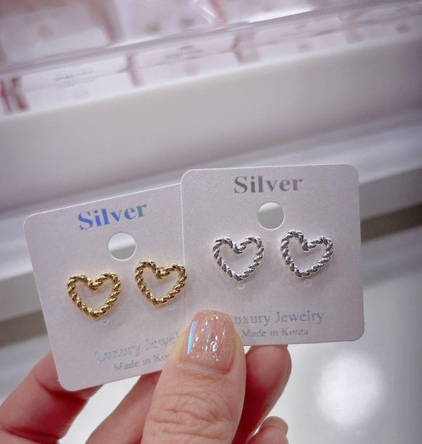 愛心麻花金屬簍空耳環 星星麻花金屬簍空耳環
韓國飾品
韓國耳環
耳環
髮飾
手鍊
戒指
純銀飾品
珍珠耳環
三麗鷗代購
飾品店