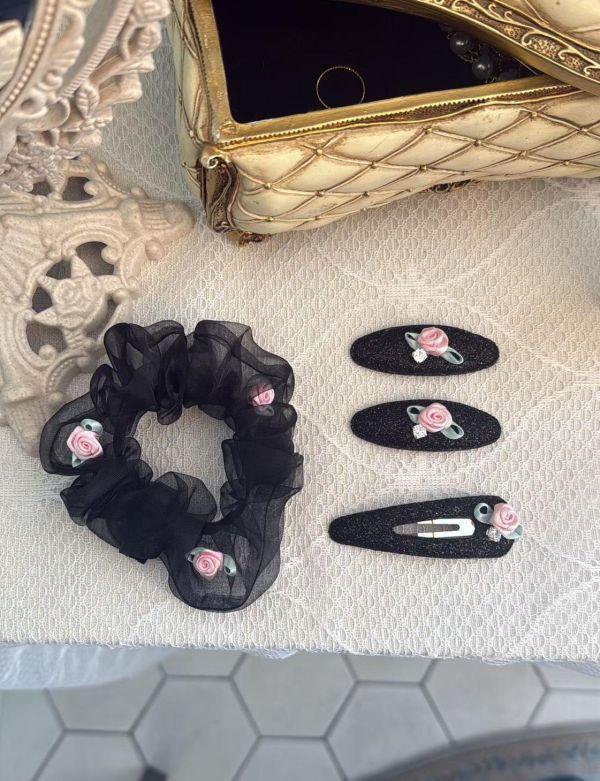 粉色玫瑰花三角形ＢＢ夾2色 粉色玫瑰花圓形ＢＢ夾2色
韓國飾品
韓國耳環
耳環
髮飾
手鍊
戒指
純銀飾品
珍珠耳環
三麗鷗代購
飾品店