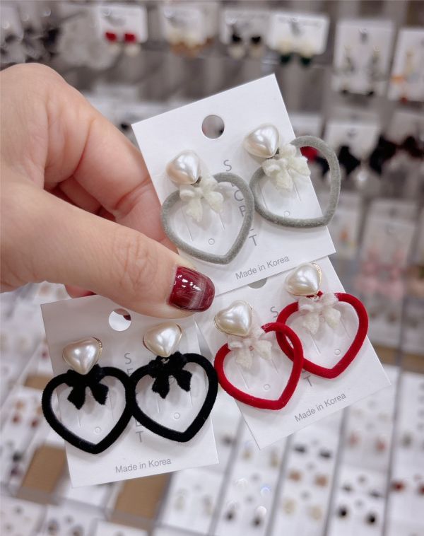 愛心珍珠與愛心絨蝴蝶結耳環 愛心珍珠與愛心絨蝴蝶結耳環
韓國耳環
耳環
髮飾
大腸圈
腸圈
手鍊
戒指
純銀飾品
珍珠耳環
三麗鷗代購
飾品店